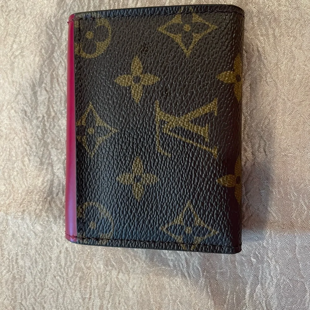 Louis Vuitton Zoe Wallet. - Picture 1 of 8